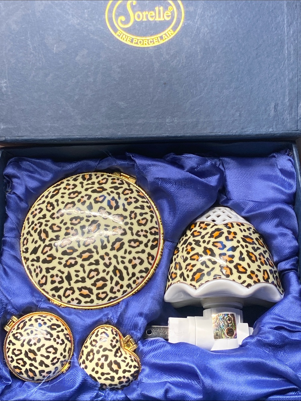 NWT Vintage Sorelle Fine Porcelain Vanity Set with Wall Light